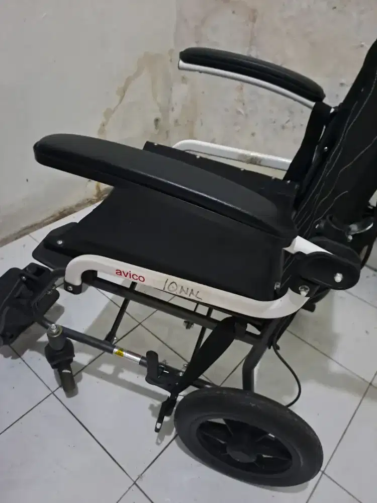 Kursi roda lipat AVICO