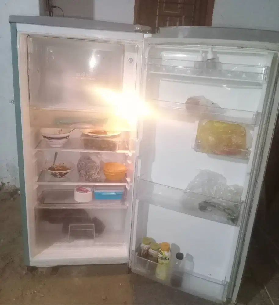 Kulkas 1 pintu LG EXPRESSCOOL.Kualitas dinginya dijamin bagus.