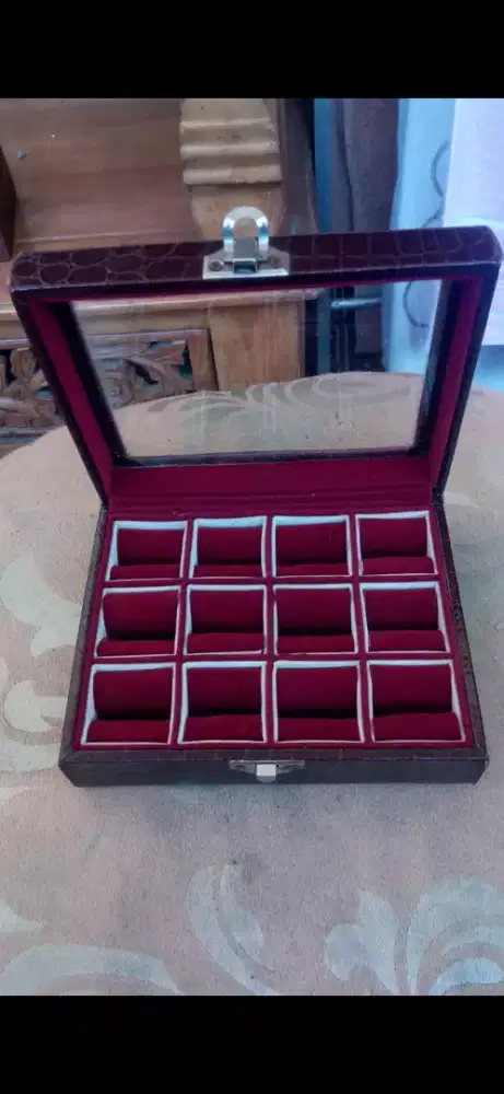 Kotak kaca koleksi cincin