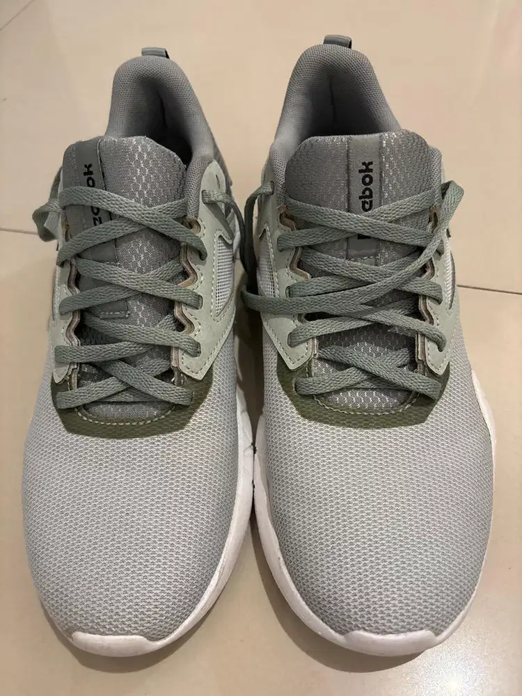 Reebok sepatu running