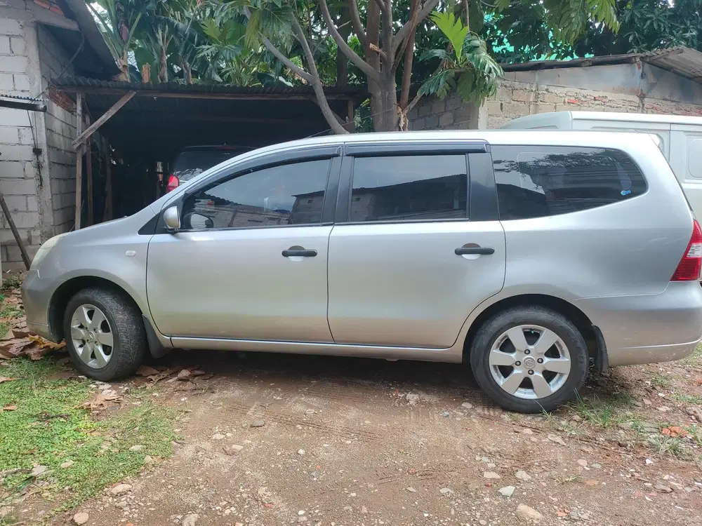 Nissan Grand livina 2010 Bensin