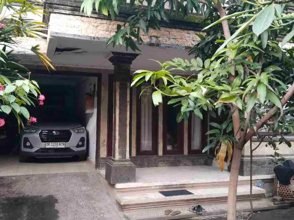 Di jual rumah lantai dua jln dewi Sri dekat terminal batubulan