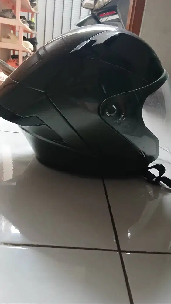 Helm bekas tapi mulus