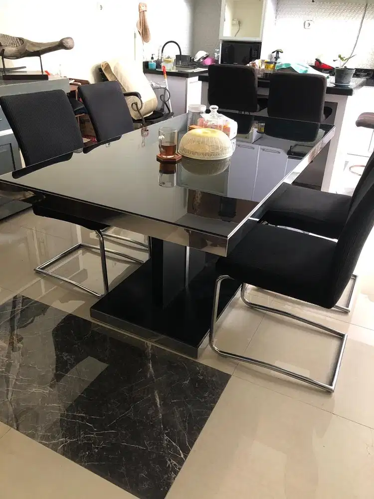 Meja dan kursi makan ex informa