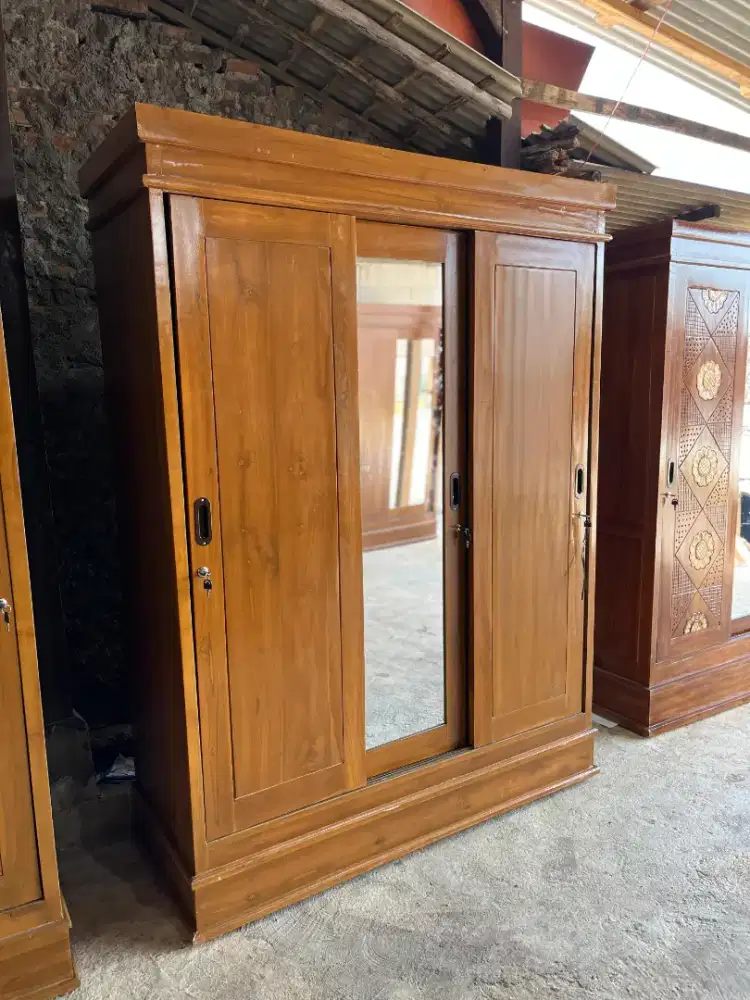 Lemari Pakain 3 pintu Sleding