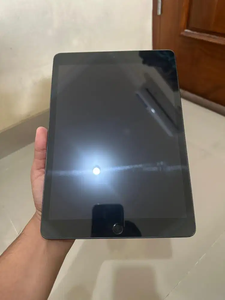 Ipad Gen 9 64GB mulus fullset kecuali kepala charger bonus case dan tg