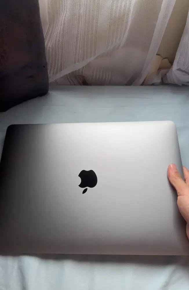 Jual macbook M1 2020.