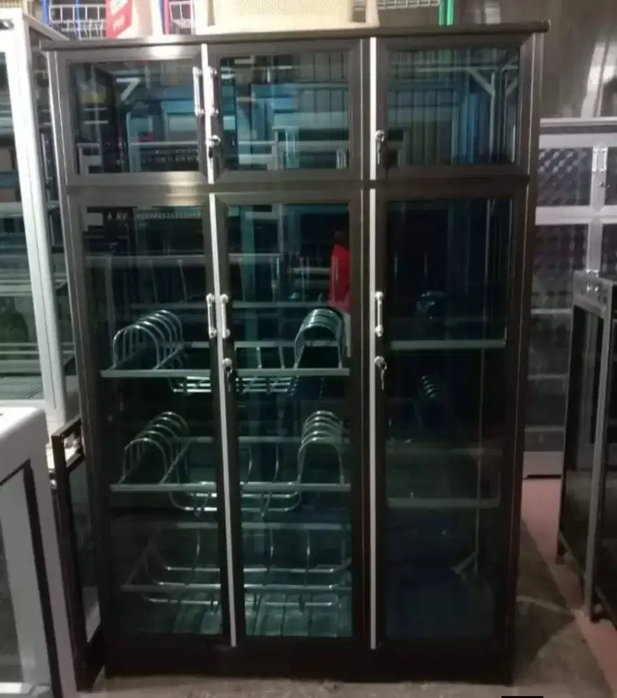 lemari piring 3 pintu