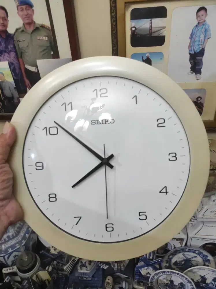 Perlengkapan ibu jam dinding Seiko mesin SKP mulus akurat awet bandel