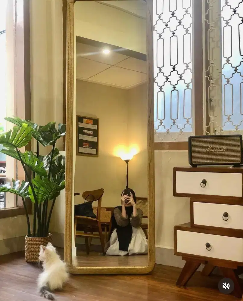 Standing cermin kayu