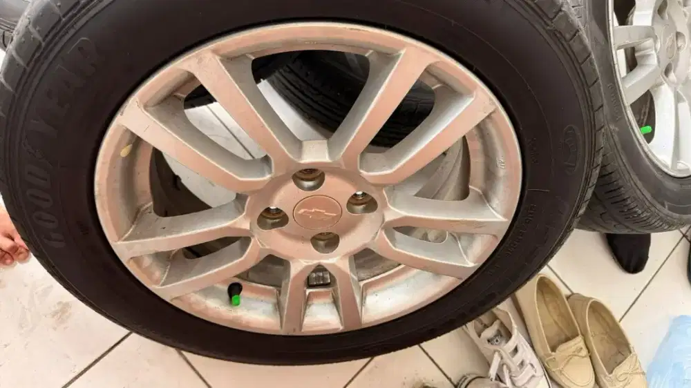 Jual velg dan ban eks mobil Avelo