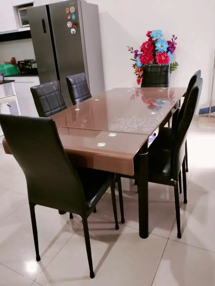 Di jual meja makan 6 kursi bonus sarung penutup kursi 6 pcs