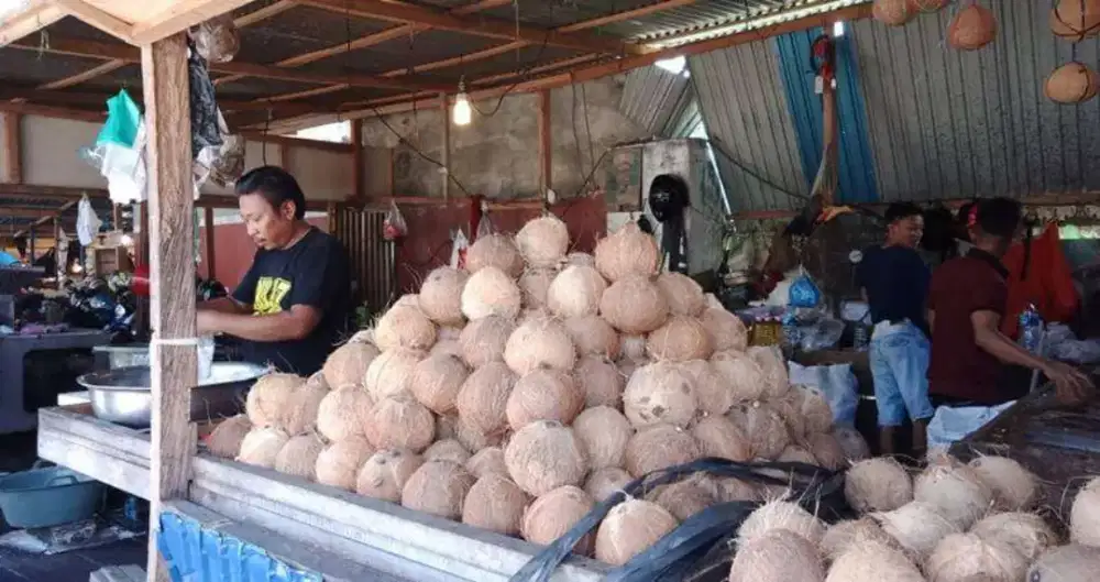 Kuli Pasar Jual Kelapa