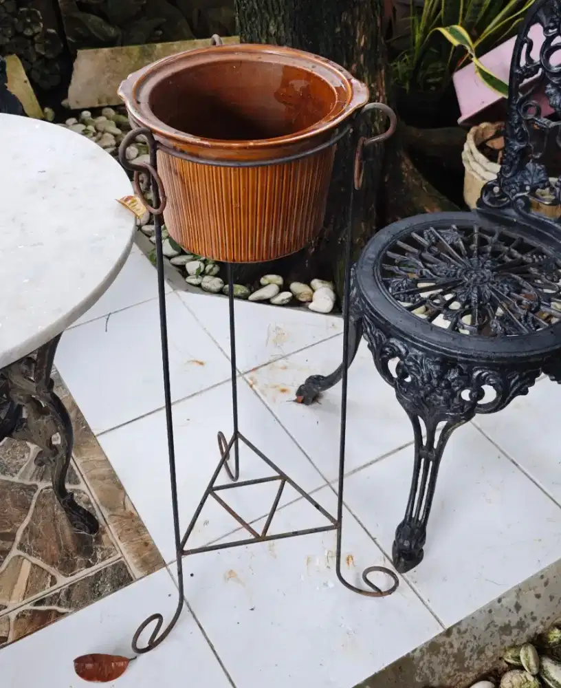 Pot Keramik Untuk Bunga atau hiasan lainnya dan RAk Besi Indah bener