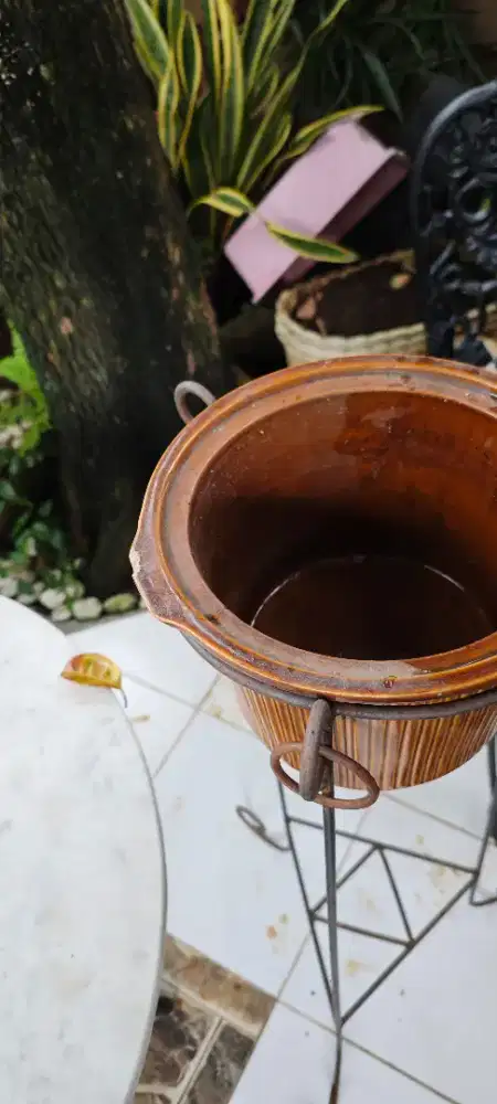 Pot Keramik Untuk Bunga atau hiasan lainnya dan RAk Besi Indah bener