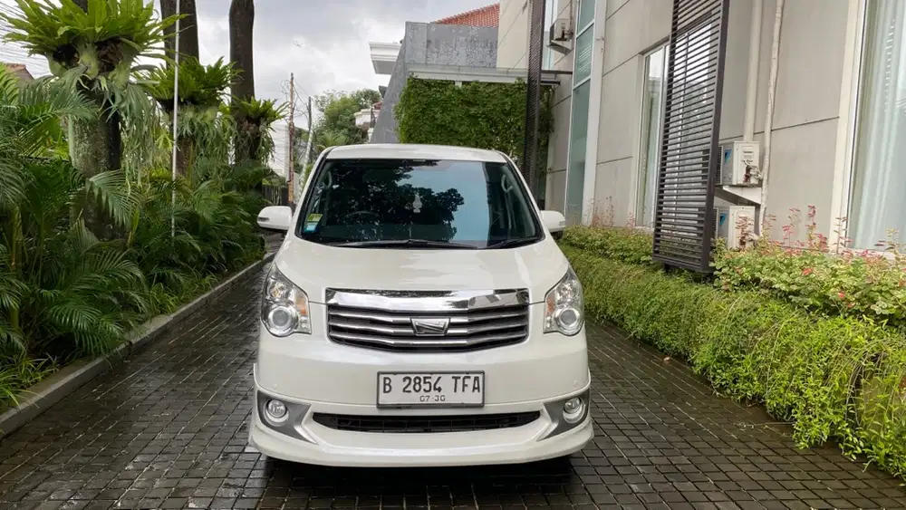 Toyota Nav1 V luxury 2015