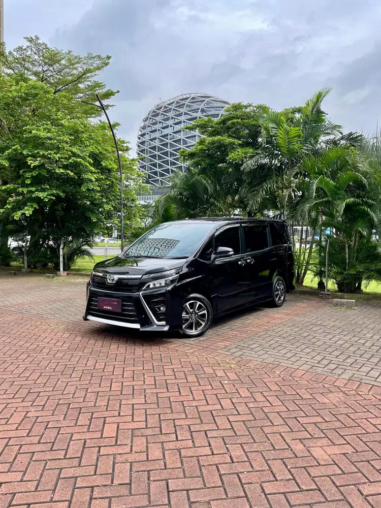 Toyota Voxy 2.0 AT 2018