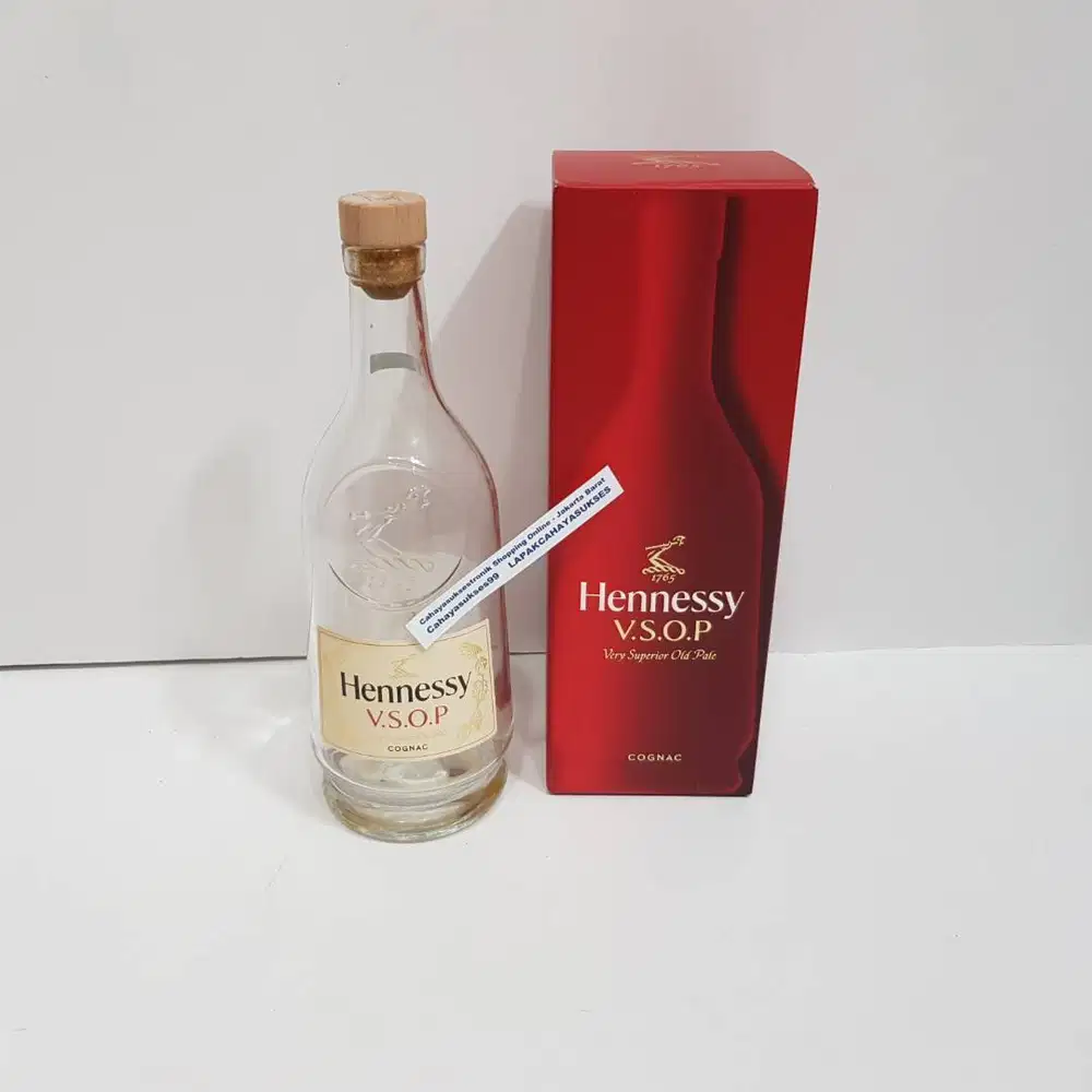 Botol Kosong Henesi Box Merah Koleksi Pajangan Kamar Antik 700ml