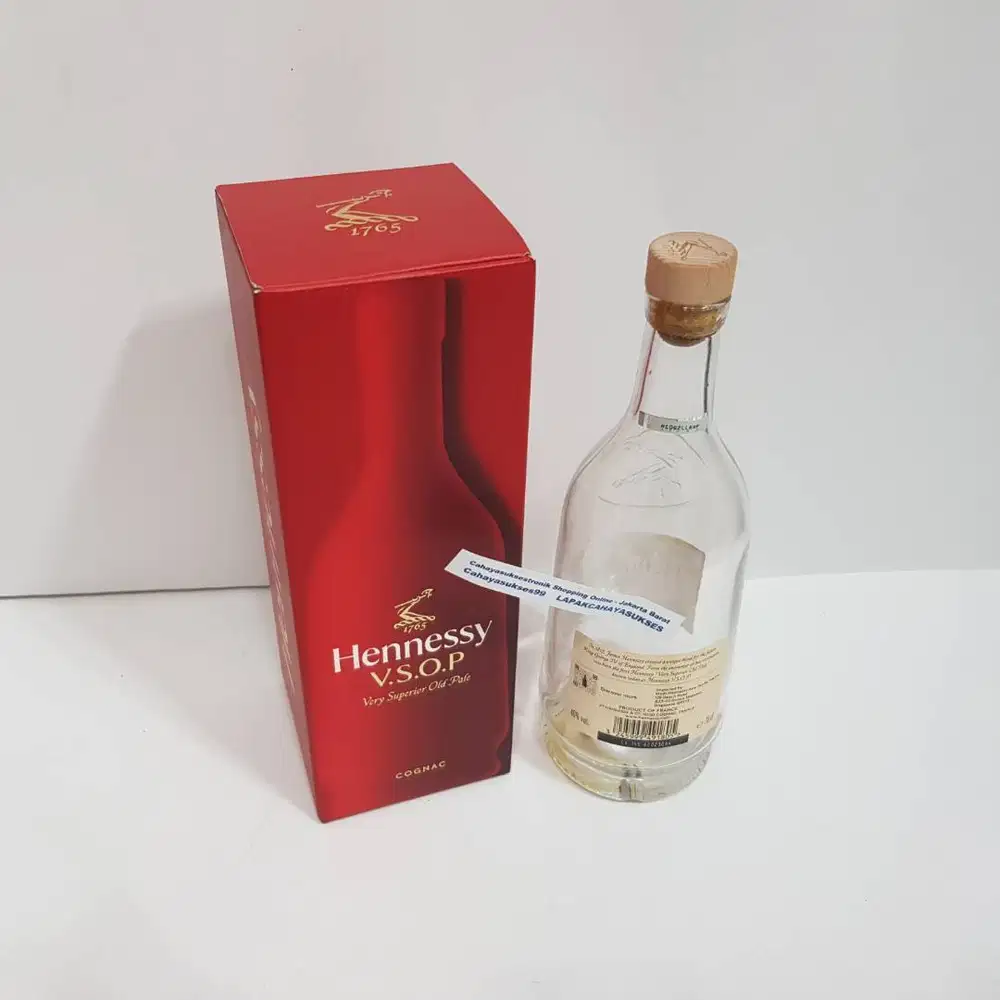 Botol Kosong Henesi Box Merah Koleksi Pajangan Kamar Antik 700ml