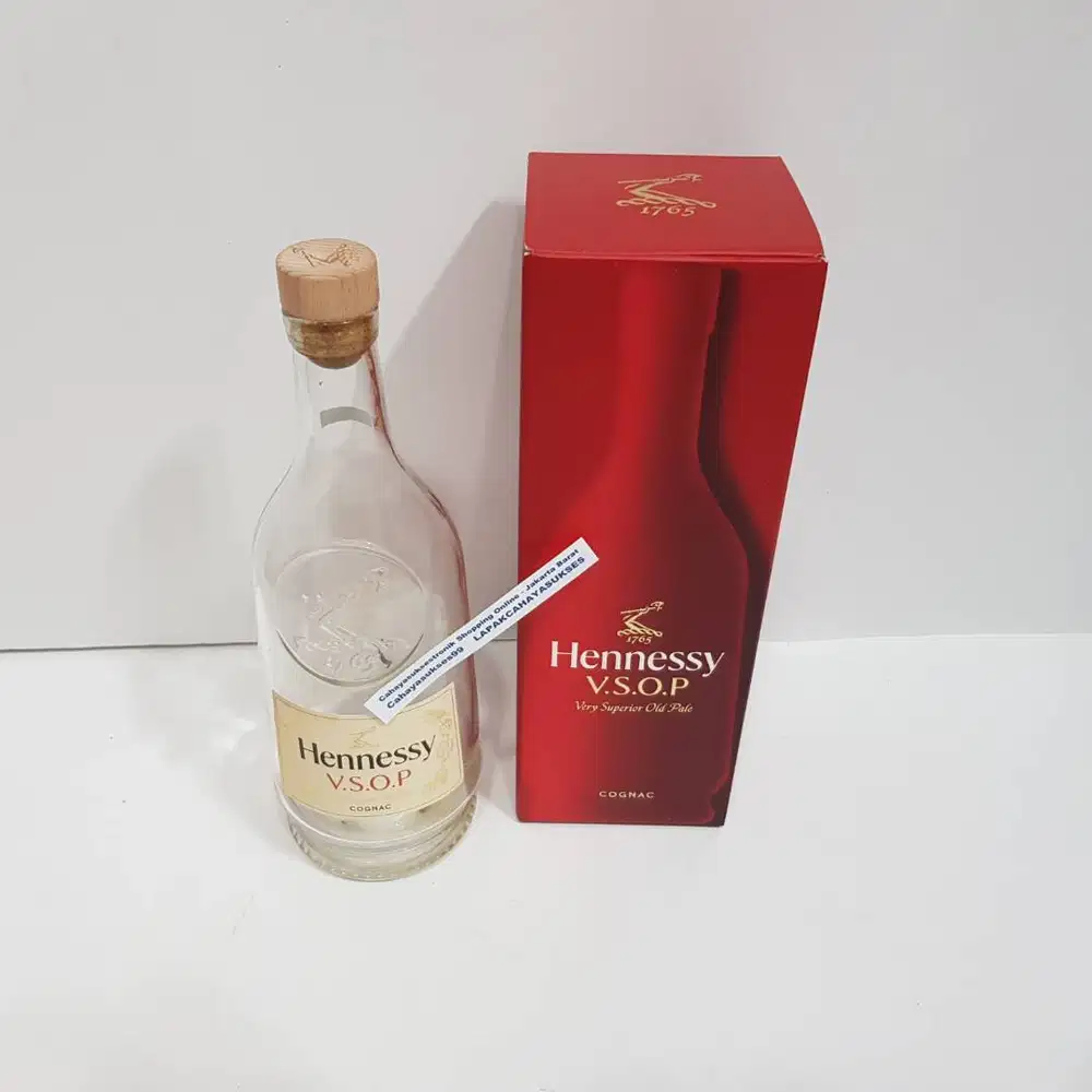 Botol Kosong Henesi Box Merah Koleksi Pajangan Kamar Antik 700ml