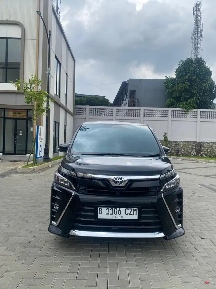 Toyota Voxy 2.0 AT 2019