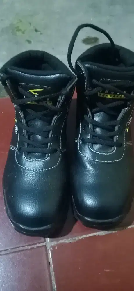 Sepatu Safety Track