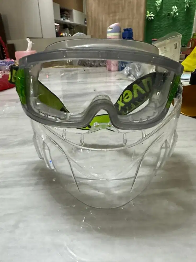 Kaca mata dan masker pelindung merk uvex