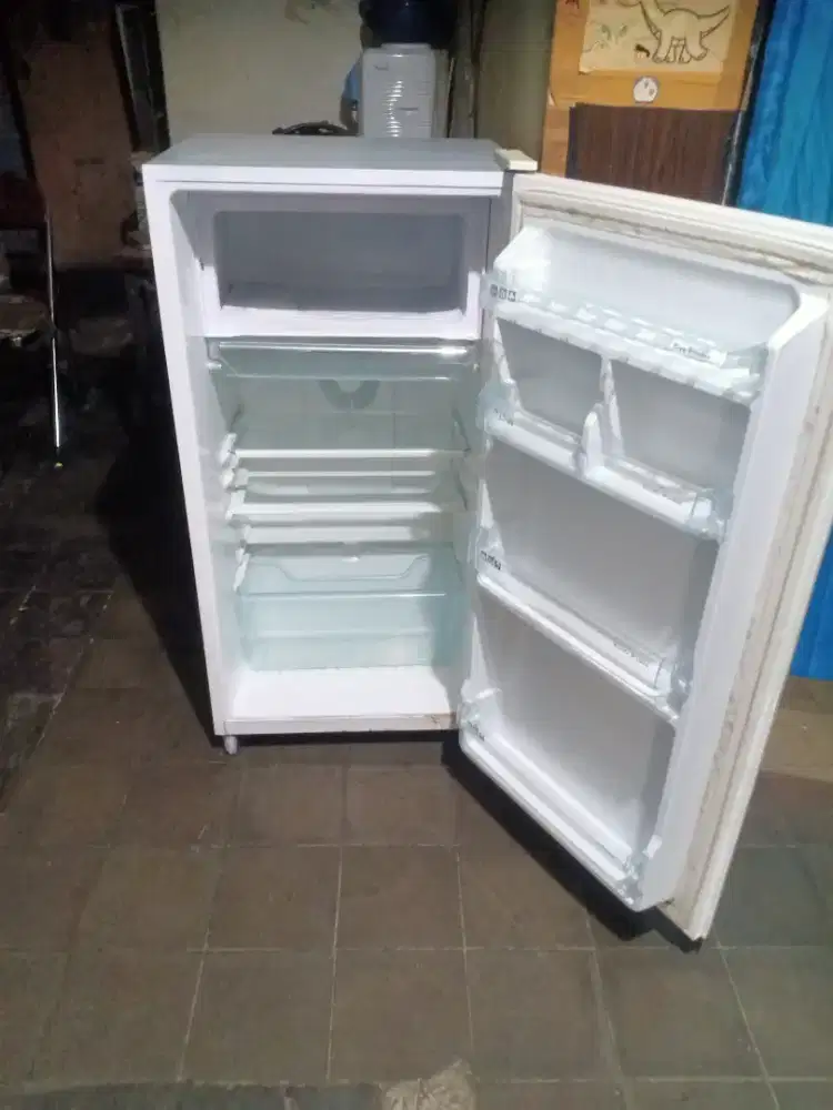 Jual kulkas Polytron beleza 1msin ori dingin beku normal bisa di antr