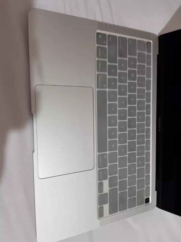 Macbook air m1 256 silver masih kyk baru