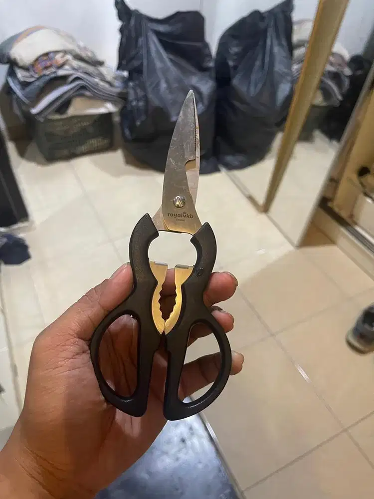 Gunting tajam berfungsi