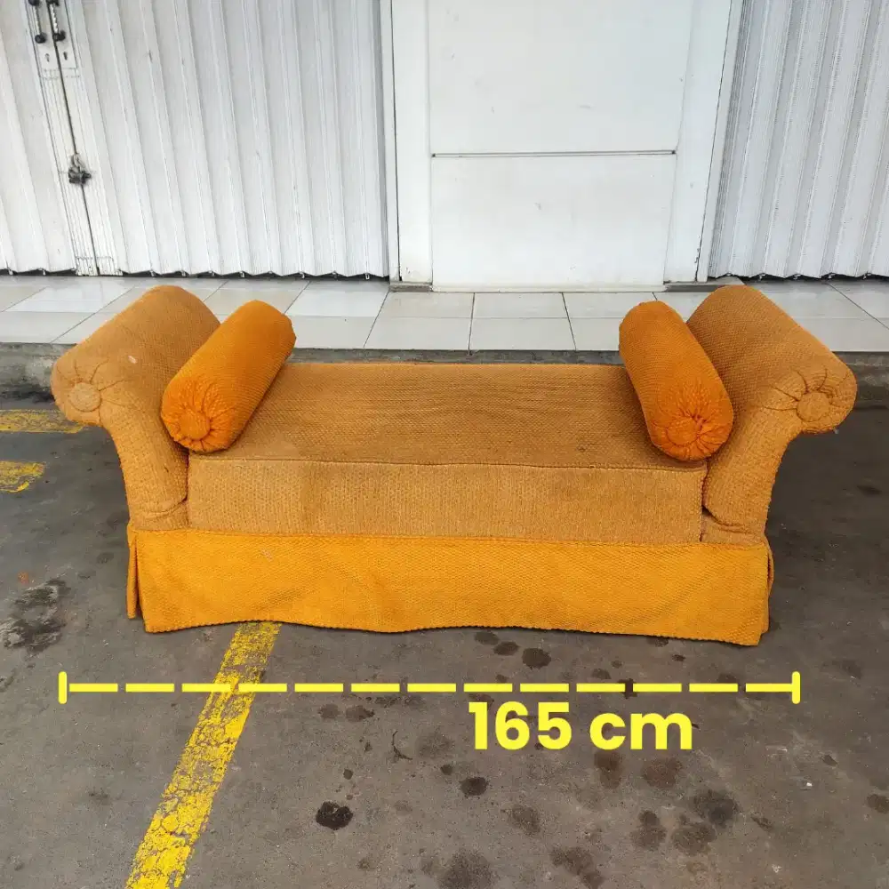 Sofa Gaya Daybed or Bench 2 Guling Desain Klasik Kuning Kursi Panjang