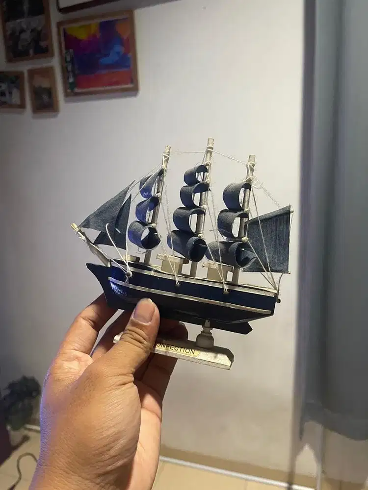 Pajangan kapal kecil