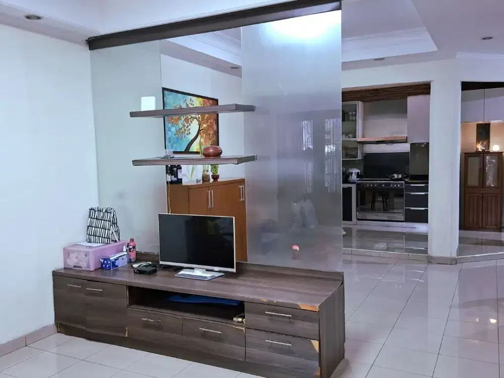 Dijual Rumah 120m2 3+1KT Semi Furnished SHM Terawat di Muara Karang