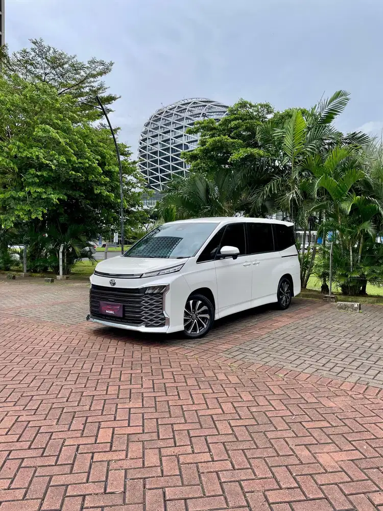 Toyota Voxy 2.0 CVT 2022 low odo!