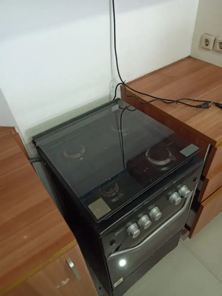 KOMPOR MERK DELIZIA 4 tungku