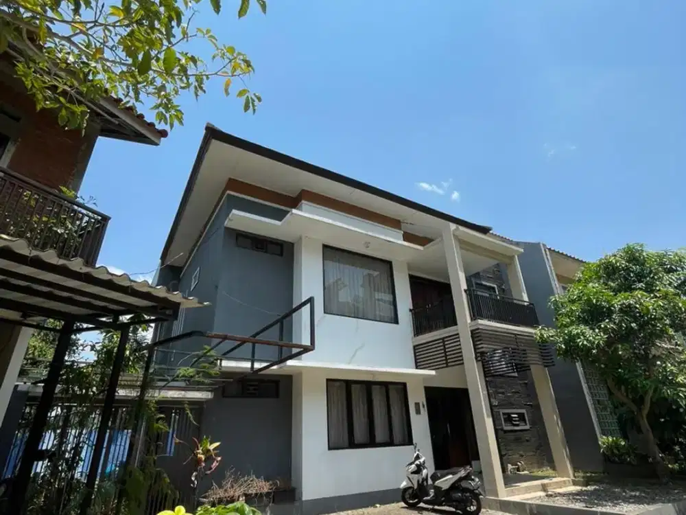 RUMAH BAGUS LUAS 3 LANTAI LINGKUNGAN NYAMAN SEJUK SIAP HUNI DI DAGO POJOK BANDUNG