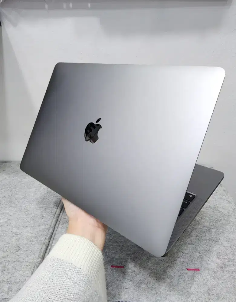 Macbook pro m1 2020 8/256 gray