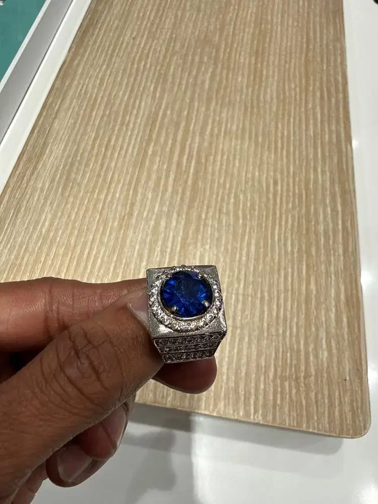 Cincin berbatu biru