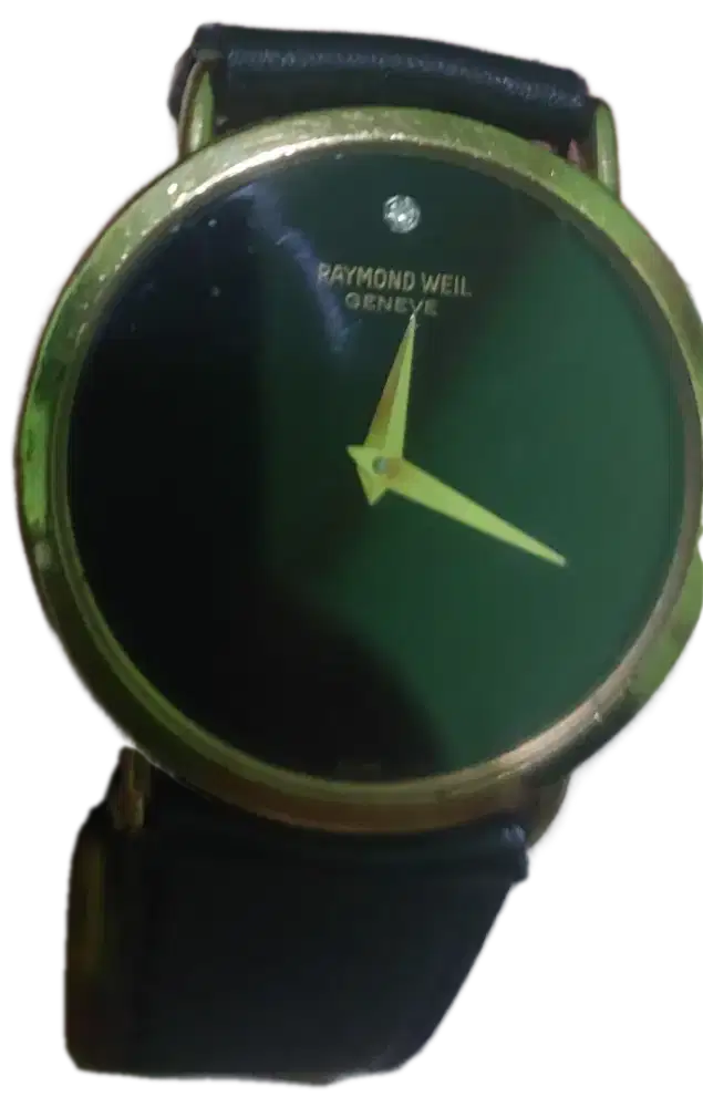 Jam tangan warna emas dan hitam merek RAYMONDWELL