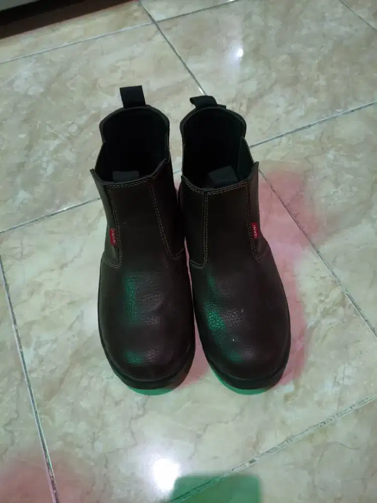 Sepatu safety warna coklat