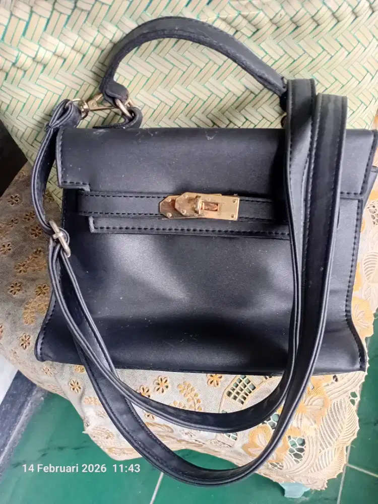 Tas kecil hitam