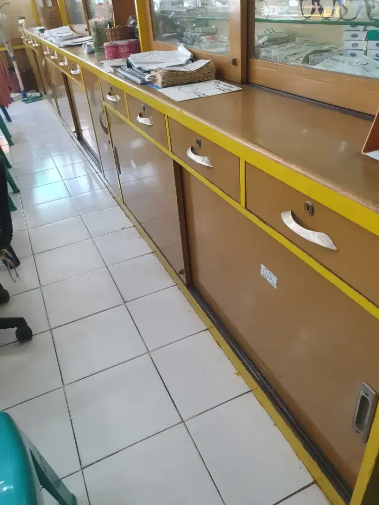 Lemari etalase Optik