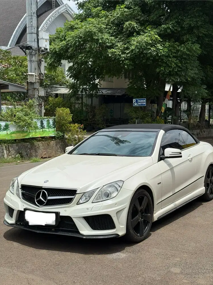 *RARE ITEM* Mercedes-Benz E250 Cabriolet LOW MILEAGE RED INTERIOR