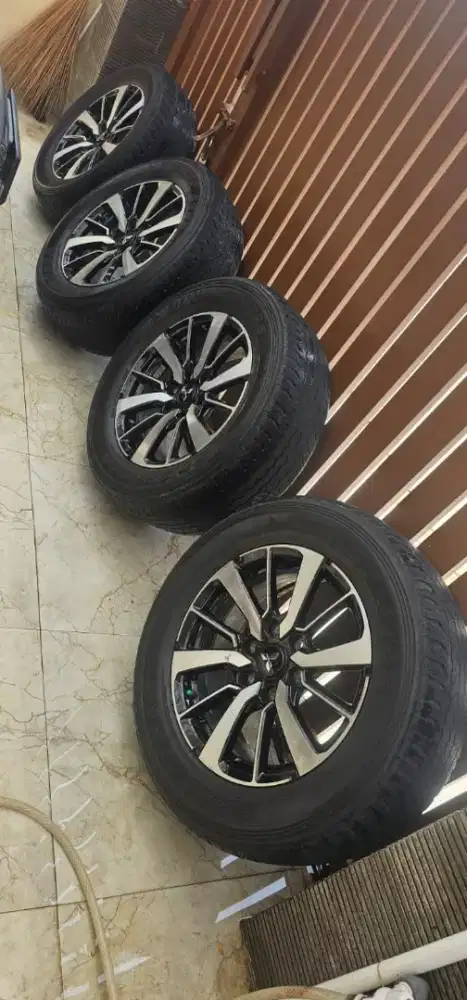 Velg asli dan ban copotan pajero sport  ring 18