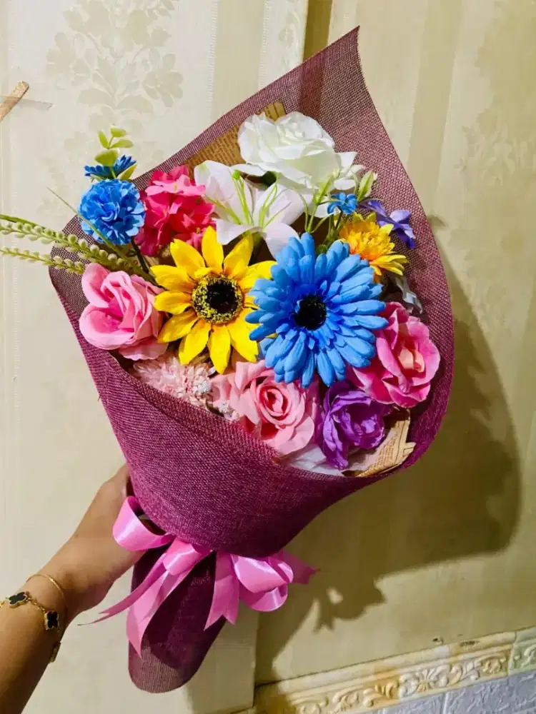 Bucket bunga atau chocolate