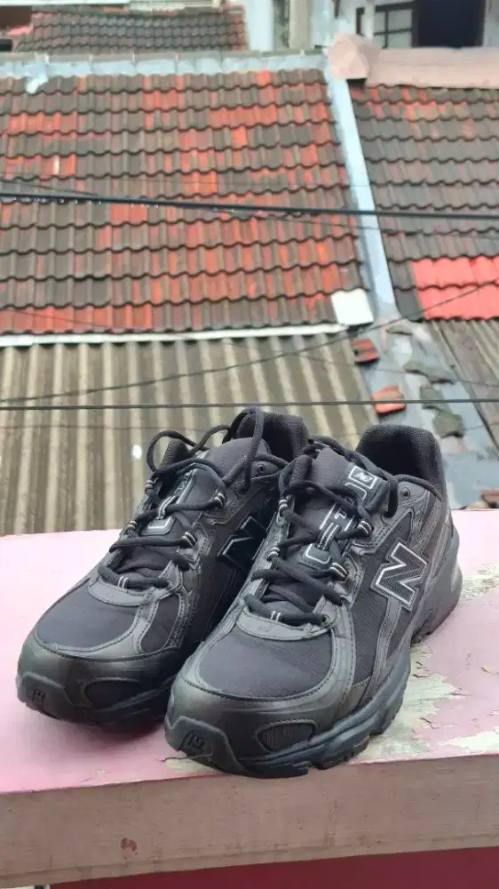 Sepatu NB 740 black size 45