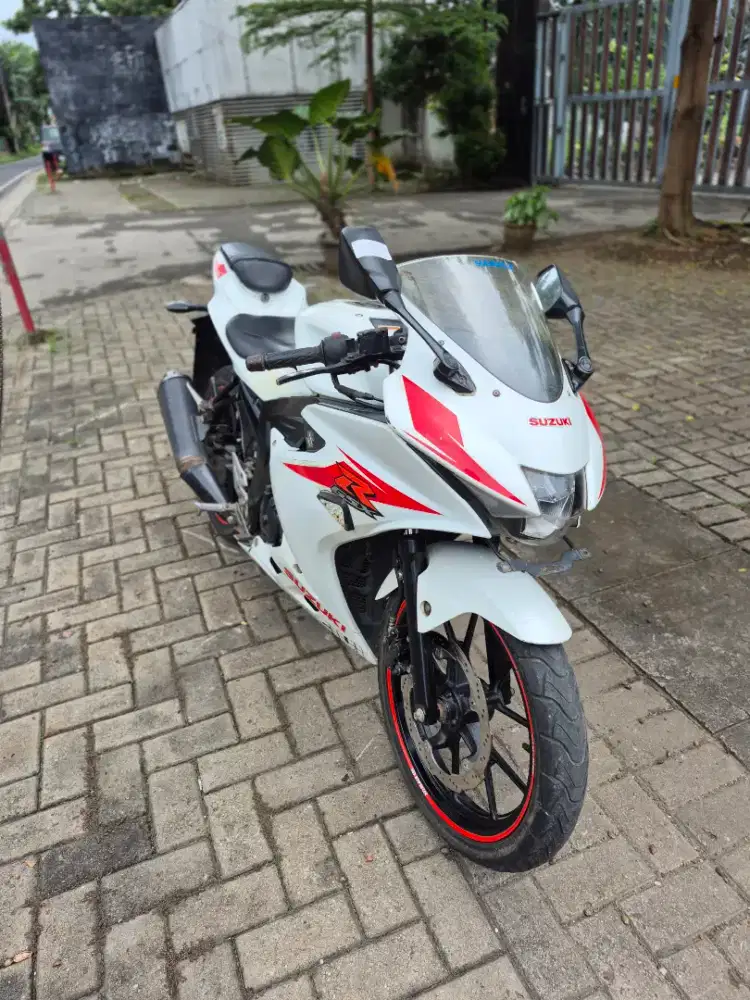 Dijual Suzuki GSX 150R tahun 2017 surat lengkap