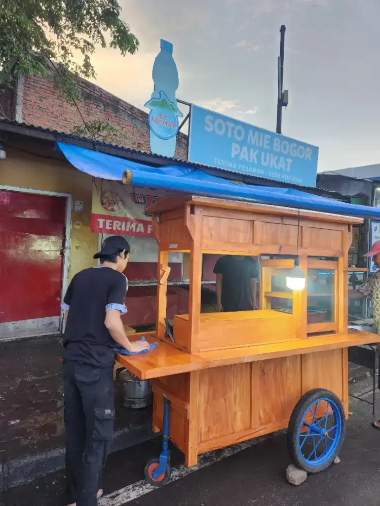 Gerobak pecel lele. Baru 1 bulan