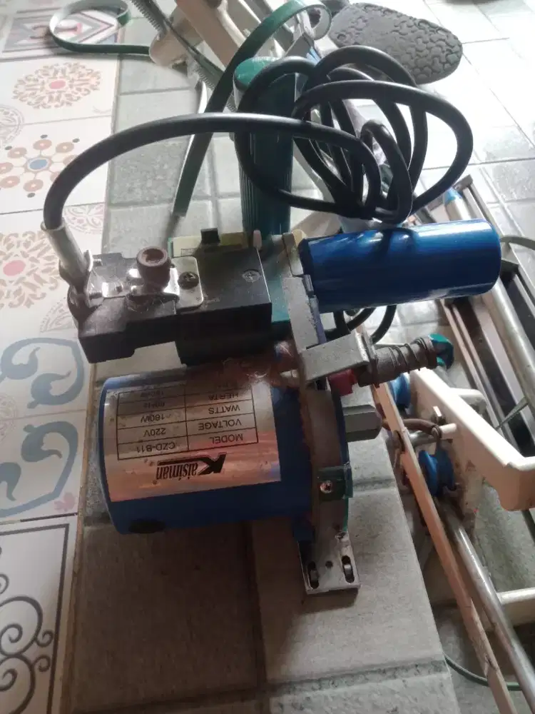 Mesin potong kain lempar