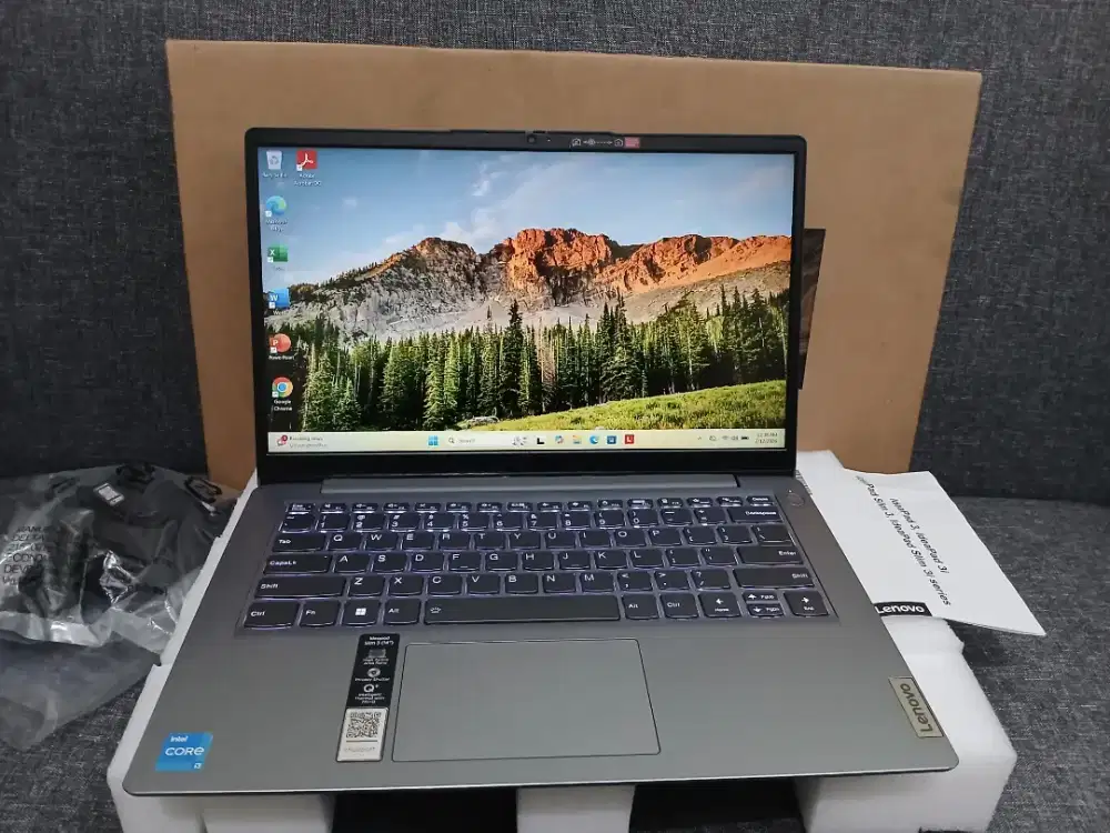 Laptop Lenovo Slim CORE I3 Fullset